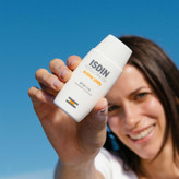 کرم ضد آفتاب بدون رنگ ایزدین SPF 50 مدل FOTOULTRA 100 ACTIVE UNIFY مناسب انواع پوست حجم 50 میلی لیتر